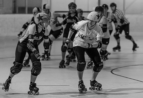 the two jammers racing to score